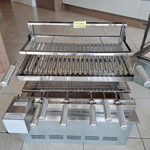 suporte de fundo com grelhas e giragrill